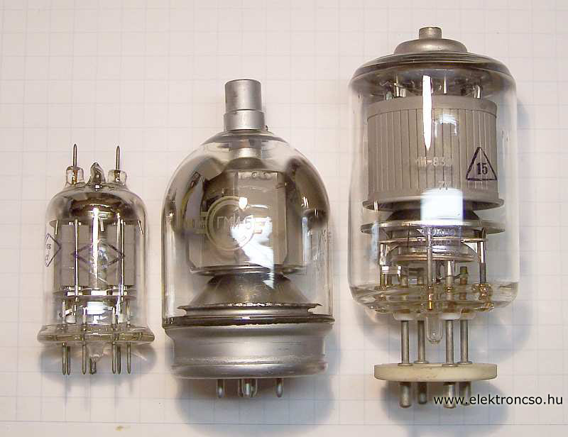 (1.ábra) három cső az egykori Szovjetúnióból. Balról jobbra: gmi6, gmi5 és gmi83b A gmi83 fűtőteljesítménye 50 Watt feletti, a katódhenger kb 2 cm átmérőjű és 5 cm hosszú.